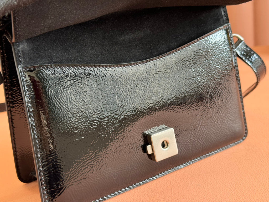 Gucci Dionysus Medium Shoulder Bag 22 in Black Glossy Lambskin
