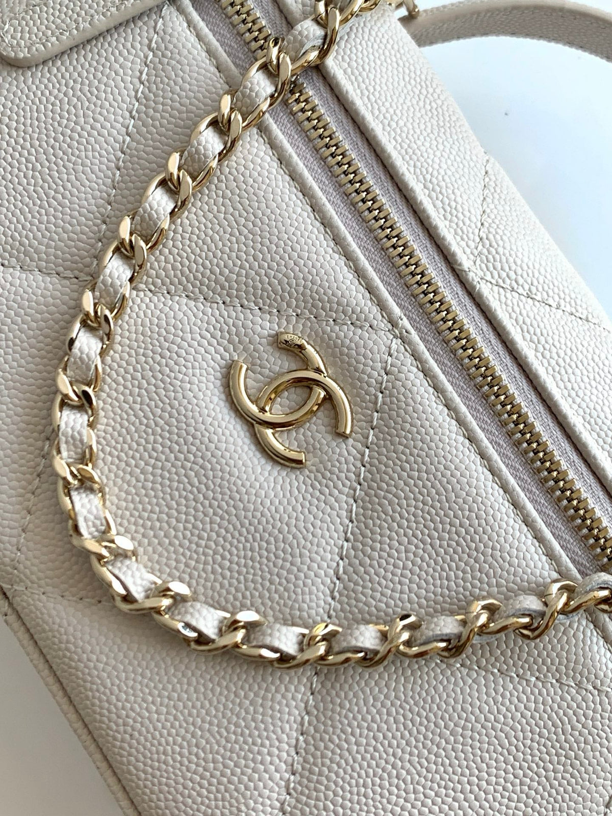 Chanel 25S Vanity Bag 19.5 cm in Light Beige Lambskin