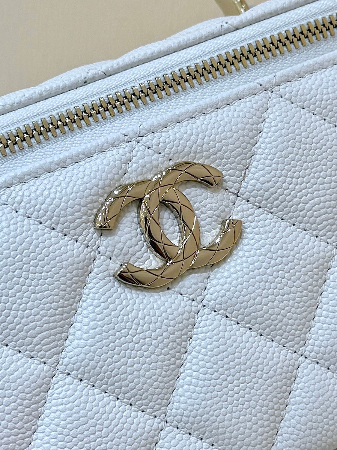 Chanel 25S Coco Crush 17 in White Calfskin Gold Hardware Bag